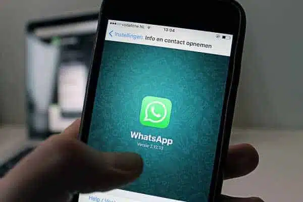 Sim, é possível usar o WhatsApp em dois celulares, e as soluções para isso são mais acessíveis do que nunca.