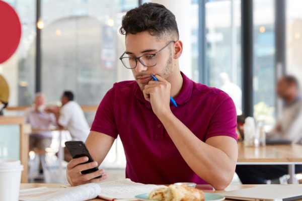rapaz pesquisando o que é omnichannel